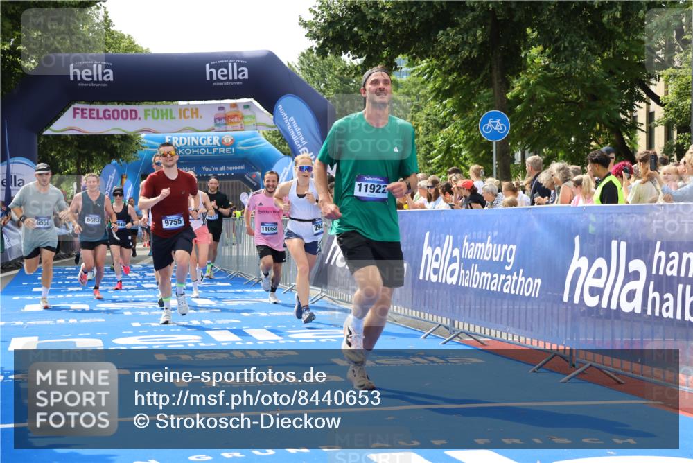 29.06.2025 - hella hamburg halbmarathon Strokosch-Dieckow http://msf.ph/oto/8440653 29.06.2025 10:41:00 Ziel 1136, 1677, 2568, 2949, 3618, 4871, 6550, 6683, 9358, 9659, 9755, 9815, 11062, 11922, 12088, 12385, 13029, 13158, 13268, 15689, 16347, 17032, 17100, 17620, 17720, 17971, 18045, 18049, 18173 meine-sportfotos.de