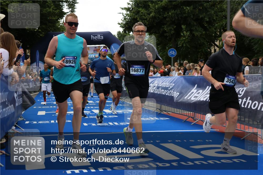 29.06.2025 - hella hamburg halbmarathon Strokosch-Dieckow http://msf.ph/oto/8440662 29.06.2025 10:49:43 Ziel 2504, 2706, 2937, 3060, 3543, 4017, 5460, 5894, 5978, 6115, 6125, 7332, 9126, 9200, 9463, 9551, 9619, 9723, 9924, 11975, 11977, 13159, 13463, 14794, 16800, 16843, 16877, 17282, 17753, 18058, 18451, 18926, 19122 meine-sportfotos.de