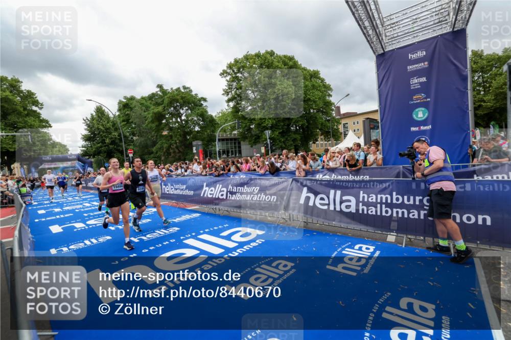 29.06.2025 - hella hamburg halbmarathon Zöllner http://msf.ph/oto/8440670 29.06.2025 10:56:02 Ziel 1180, 3042, 7147, 8968, 9246, 10084, 14867, 15184, 15868, 15884, 16176 meine-sportfotos.de