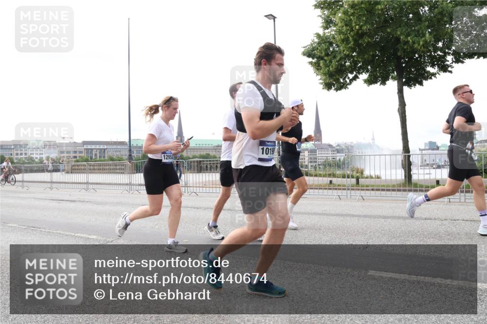 29.06.2025 - hella hamburg halbmarathon Lena Gebhardt http://msf.ph/oto/8440674 29.06.2025 10:29:19 Lombardsbrücke 12958, 10198, 1063, 1230, 1661, 1869, 2688, 3179, 3311, 3524, 3717, 4161, 4349, 4362, 4373, 4982, 5167, 6285, 6345, 6725, 7169, 7449, 7517, 7832, 8048, 8812, 9714, 10198, 10322, 10641, 10808, 10996, 11249, 11792, 11803, 11989, 12086, 12099, 12404, 12442, 12958, 13090, 13382, 14205, 14644, 15143, 15452, 15453, 15952, 15955, 16306, 16659, 16662, 16673, 16676, 17496, 17945, 18298, 18299, 18414 meine-sportfotos.de