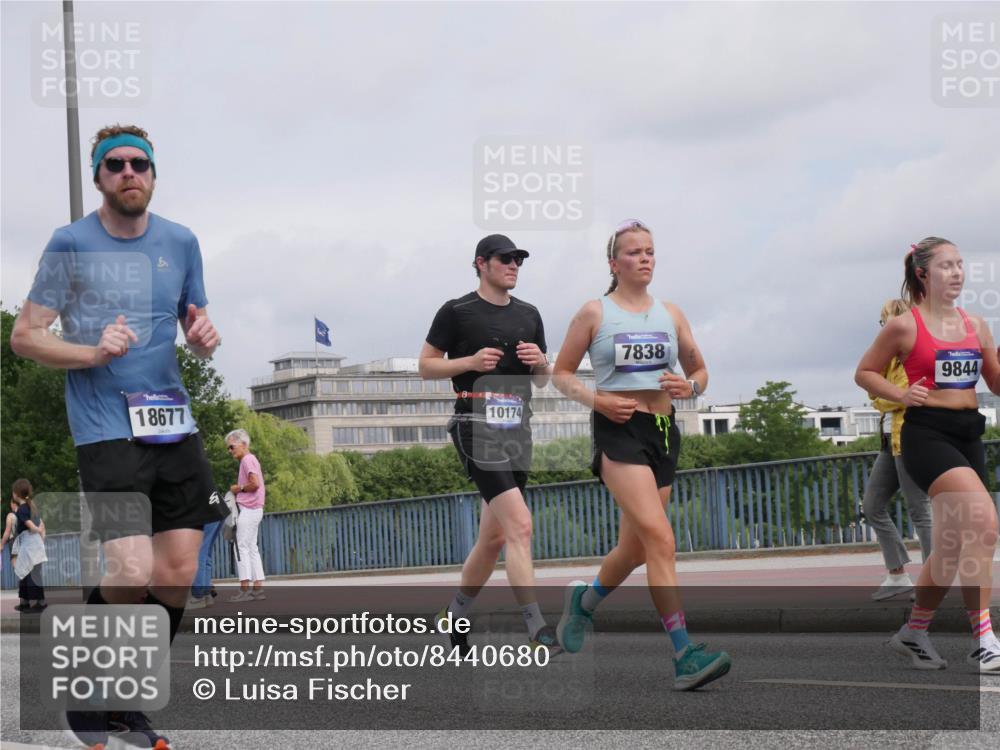 29.06.2025 - hella hamburg halbmarathon Luisa Fischer http://msf.ph/oto/8440680 29.06.2025 10:21:25 Kennedybrücke 18677, 10174, 7838, 9844, 1268, 1820, 2634, 3125, 5909, 6332, 7160, 7413, 7838, 7883, 9844, 10174, 10659 meine-sportfotos.de