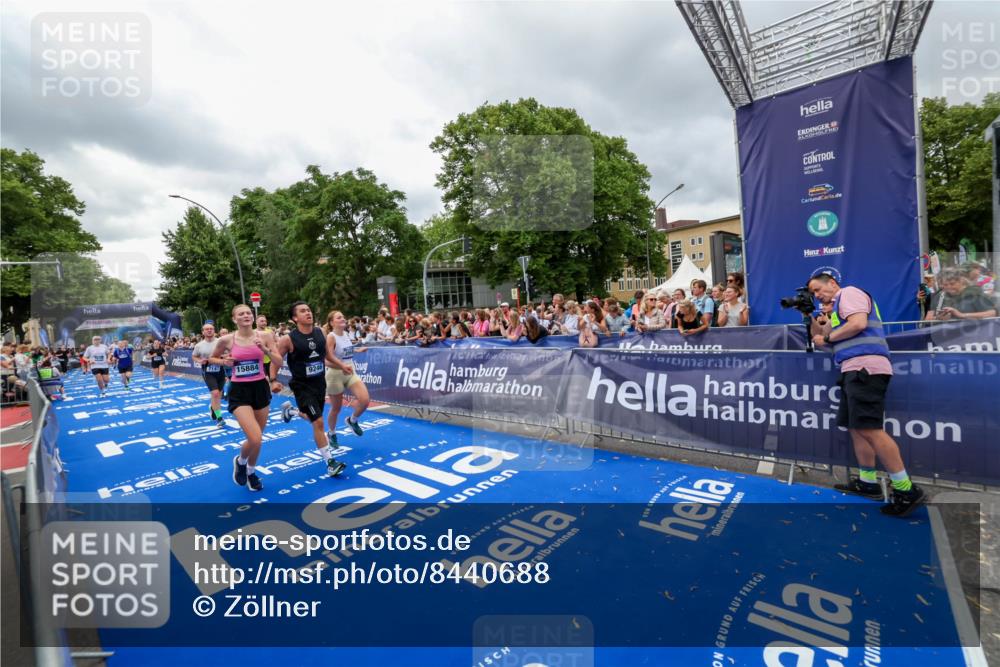 29.06.2025 - hella hamburg halbmarathon Zöllner http://msf.ph/oto/8440688 29.06.2025 10:56:02 Ziel 1180, 3042, 7147, 8968, 9246, 10084, 14867, 15184, 15868, 15884, 16176 meine-sportfotos.de