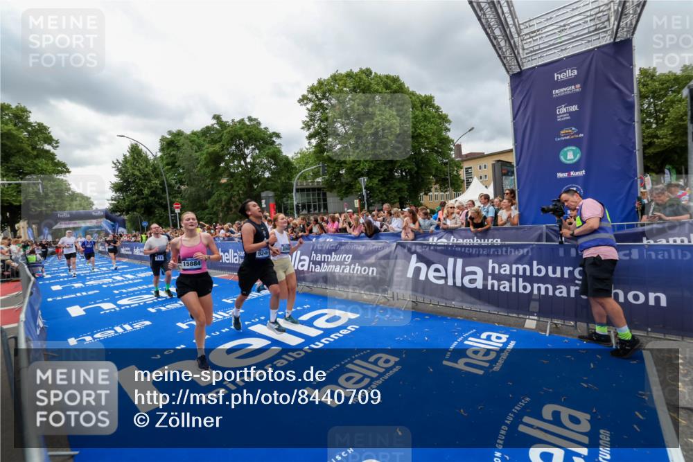 29.06.2025 - hella hamburg halbmarathon Zöllner http://msf.ph/oto/8440709 29.06.2025 10:56:02 Ziel 1180, 3042, 7147, 8968, 9246, 10084, 14867, 15184, 15868, 15884, 16176 meine-sportfotos.de