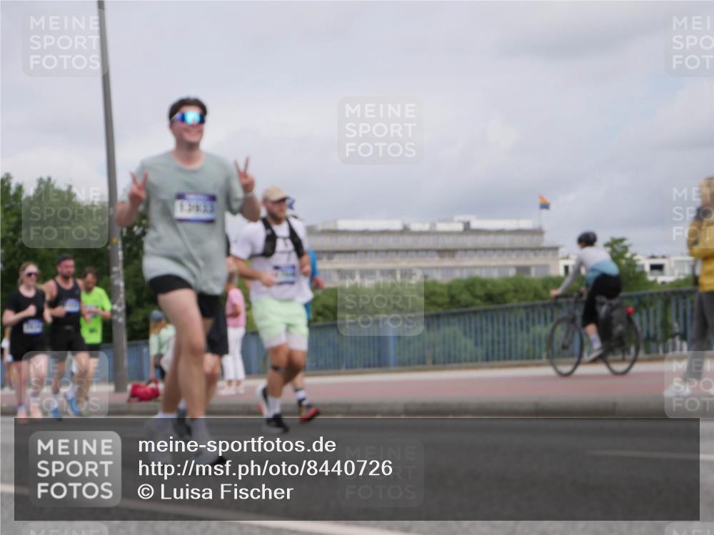 29.06.2025 - hella hamburg halbmarathon Luisa Fischer http://msf.ph/oto/8440726 29.06.2025 10:21:27 Kennedybrücke 1820, 2634, 3125, 5909, 7413, 7838, 8341, 9844, 10174, 10659 meine-sportfotos.de