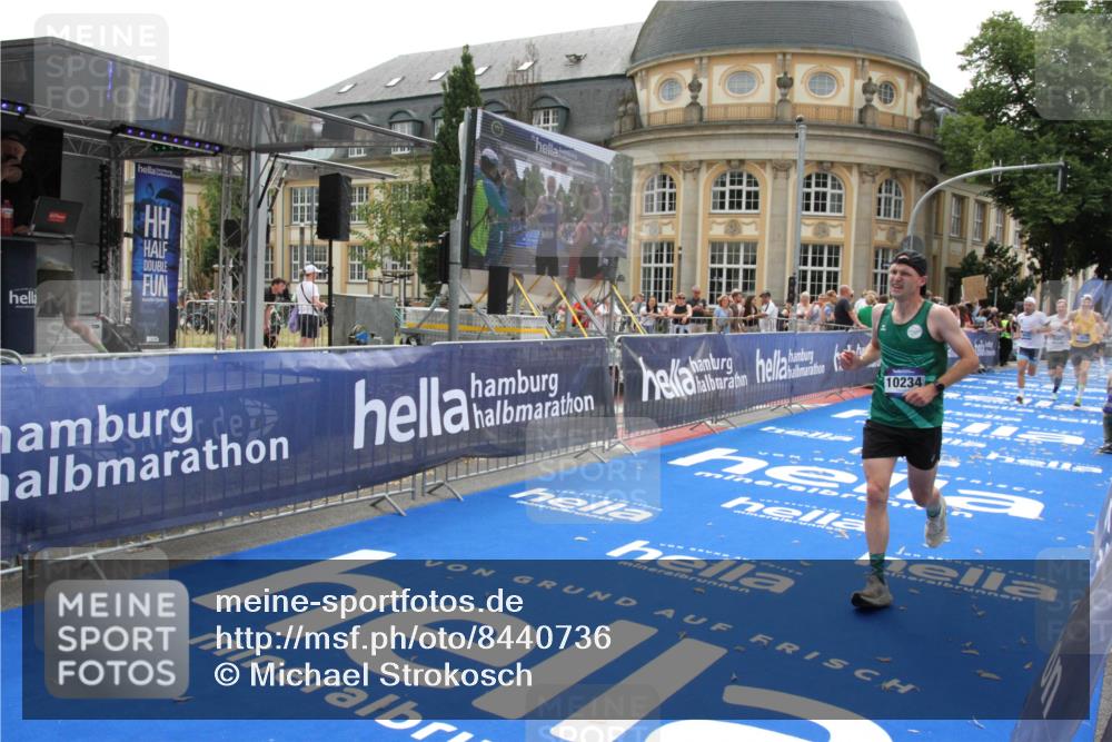 29.06.2025 - hella hamburg halbmarathon Michael Strokosch http://msf.ph/oto/8440736 29.06.2025 10:24:11 Ziel 7331, 9269, 10234, 17614, 18569, 19041 meine-sportfotos.de