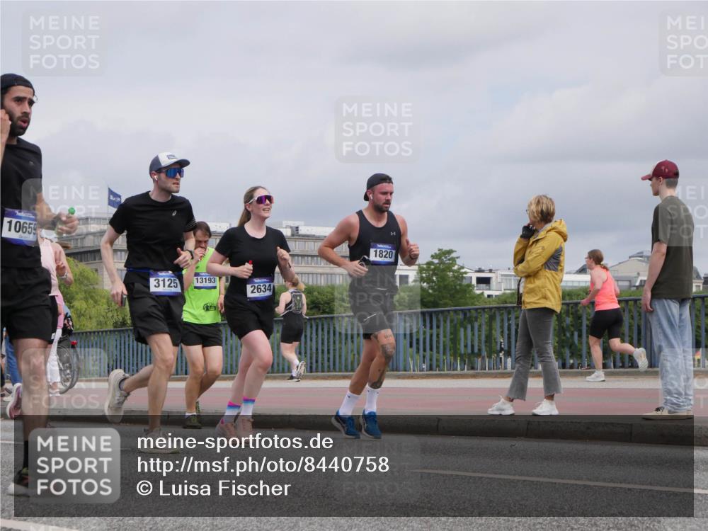 29.06.2025 - hella hamburg halbmarathon Luisa Fischer http://msf.ph/oto/8440758 29.06.2025 10:21:30 Kennedybrücke 10659, 3125, 13193, 2634, 1820, 1820, 2634, 2821, 3125, 5909, 7413, 8341, 9222, 10659 meine-sportfotos.de
