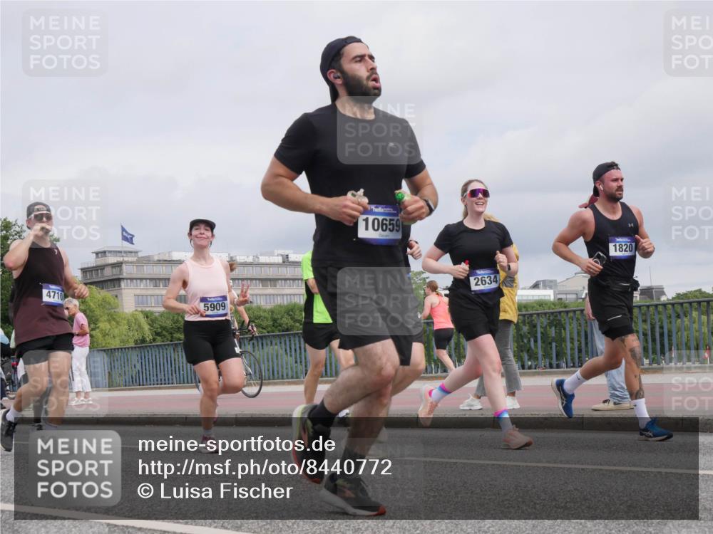 29.06.2025 - hella hamburg halbmarathon Luisa Fischer http://msf.ph/oto/8440772 29.06.2025 10:21:31 Kennedybrücke 4710, 5909, 10659, 2634, 1820, 1820, 2634, 2821, 3125, 5909, 7413, 8341, 9222, 10659 meine-sportfotos.de