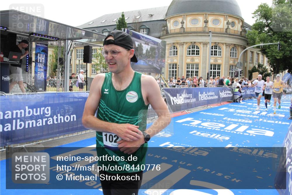 29.06.2025 - hella hamburg halbmarathon Michael Strokosch http://msf.ph/oto/8440776 29.06.2025 10:24:12 Ziel 7331, 9269, 10234, 17614, 18569, 19041 meine-sportfotos.de