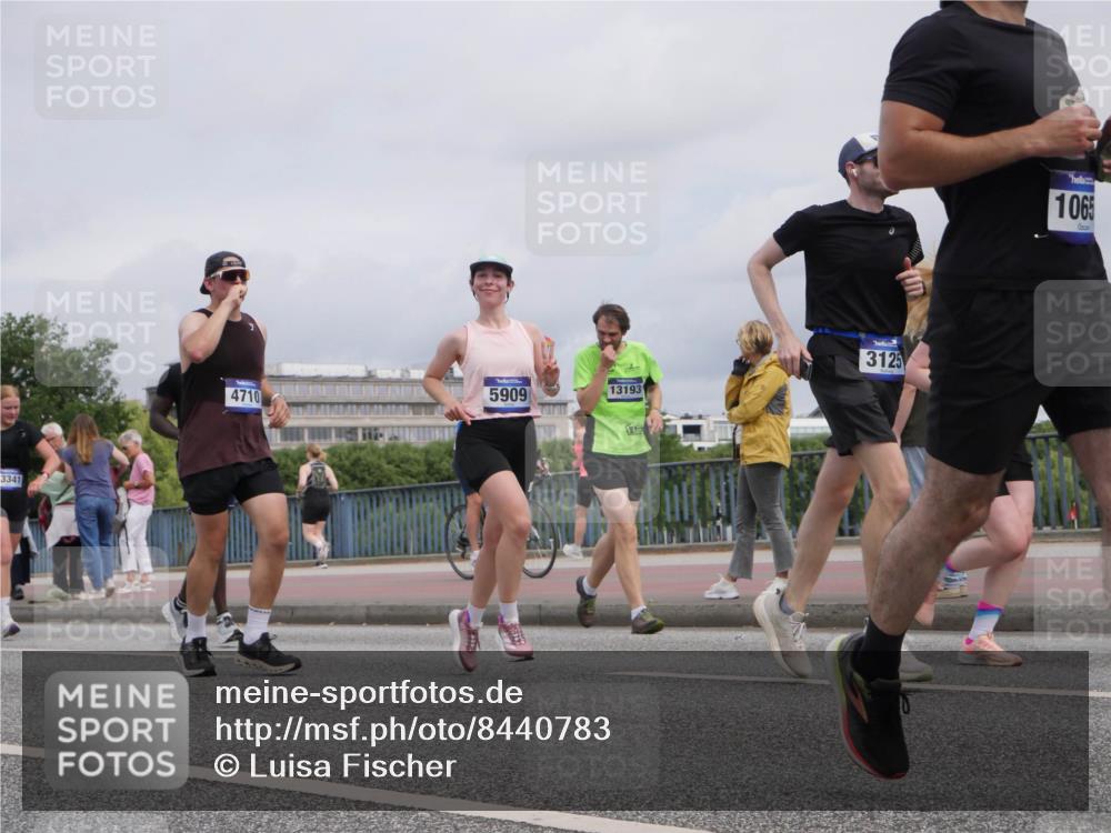 29.06.2025 - hella hamburg halbmarathon Luisa Fischer http://msf.ph/oto/8440783 29.06.2025 10:21:31 Kennedybrücke 3341, 4710, 5909, 13193, 5, 3125, 1065, 1820, 2634, 2821, 3125, 5909, 7413, 8341, 9222, 10659 meine-sportfotos.de
