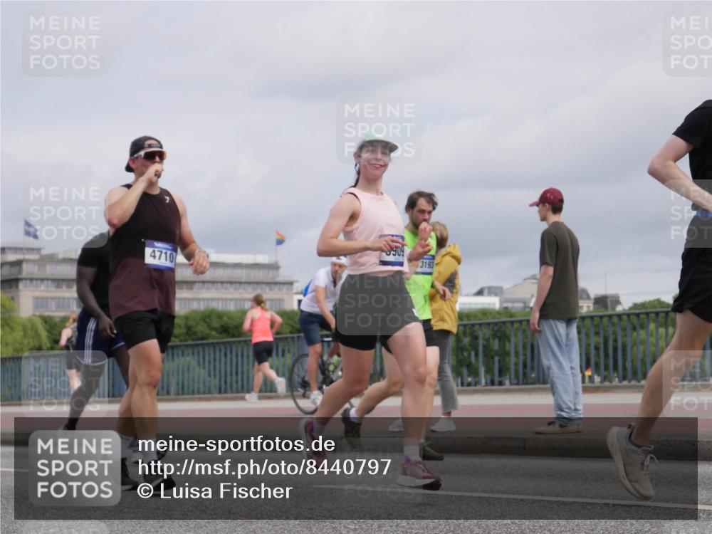 29.06.2025 - hella hamburg halbmarathon Luisa Fischer http://msf.ph/oto/8440797 29.06.2025 10:21:32 Kennedybrücke 4710, 909, 3193, 1234, 1820, 2335, 2634, 2821, 3125, 5909, 8341, 9222, 10659 meine-sportfotos.de