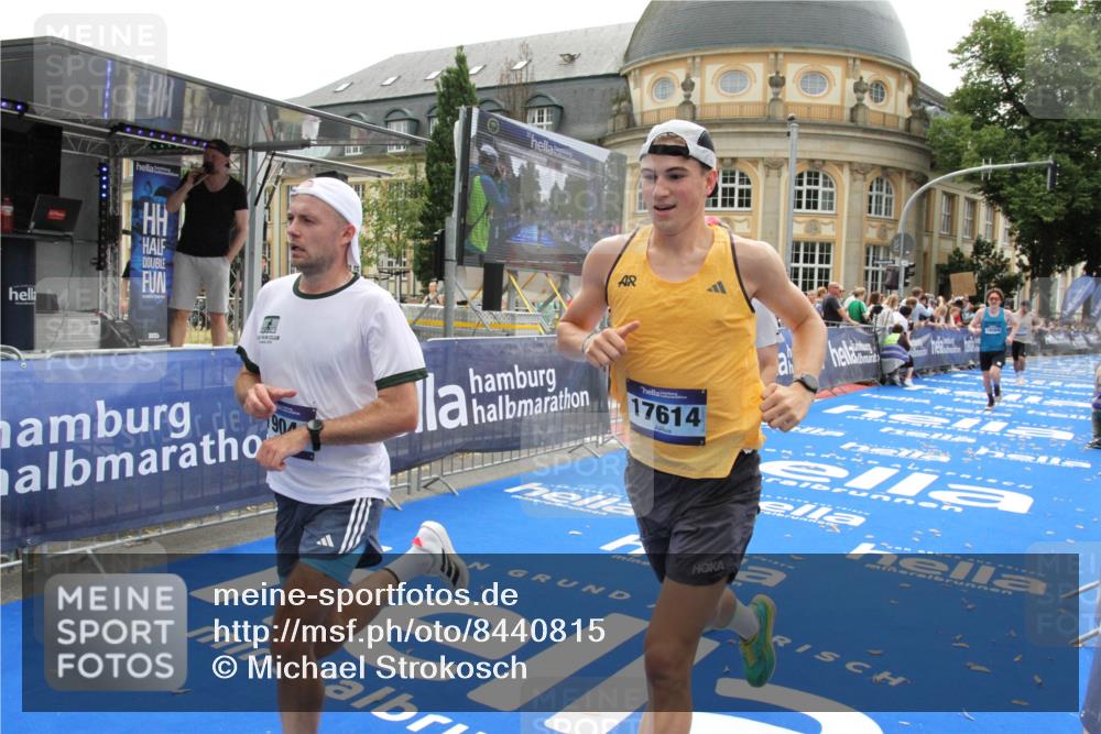 29.06.2025 - hella hamburg halbmarathon Michael Strokosch http://msf.ph/oto/8440815 29.06.2025 10:24:14 Ziel 6816, 7331, 9269, 10234, 17614, 18569, 19041 meine-sportfotos.de