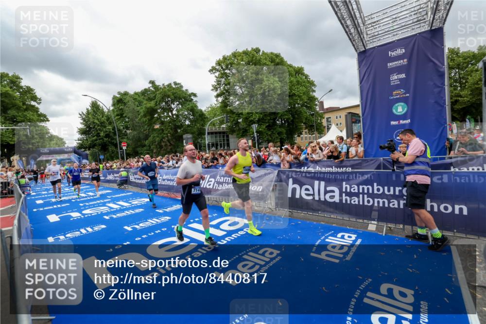 29.06.2025 - hella hamburg halbmarathon Zöllner http://msf.ph/oto/8440817 29.06.2025 10:56:03 Ziel 1180, 3042, 3058, 7147, 8968, 9246, 10084, 14867, 15184, 15868, 15884, 16176, 18212 meine-sportfotos.de