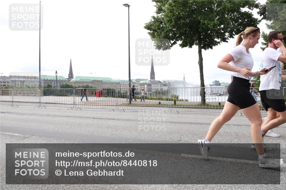 29.06.2025 - hella hamburg halbmarathon Lena Gebhardt http://msf.ph/oto/8440818 29.06.2025 10:29:20 Lombardsbrücke 1063, 1230, 1661, 1869, 2688, 3179, 3311, 3524, 3717, 4161, 4349, 4362, 4373, 4982, 6285, 6345, 6725, 7169, 7449, 7517, 7832, 8048, 8812, 9714, 10198, 10322, 10641, 10808, 10996, 11249, 11792, 11803, 11989, 12086, 12099, 12404, 12442, 12958, 13090, 13382, 14205, 14644, 15143, 15452, 15453, 15952, 15955, 16306, 16659, 16662, 16673, 16676, 17496, 17945, 18298, 18299, 18414 meine-sportfotos.de
