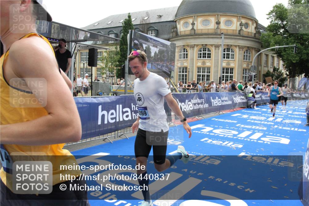 29.06.2025 - hella hamburg halbmarathon Michael Strokosch http://msf.ph/oto/8440837 29.06.2025 10:24:15 Ziel 5612, 6816, 7331, 9269, 17614, 18569, 19041 meine-sportfotos.de