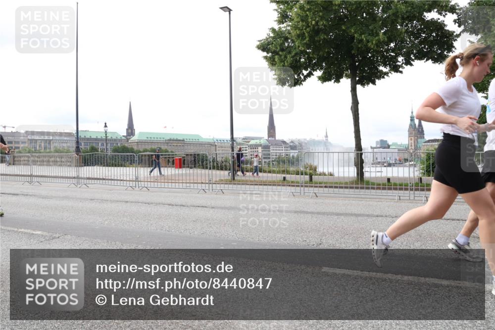 29.06.2025 - hella hamburg halbmarathon Lena Gebhardt http://msf.ph/oto/8440847 29.06.2025 10:29:20 Lombardsbrücke 1063, 1230, 1661, 1869, 2688, 3179, 3311, 3524, 3717, 4161, 4349, 4362, 4373, 4982, 6285, 6345, 6725, 7169, 7449, 7517, 7832, 8048, 8812, 9714, 10198, 10322, 10641, 10808, 10996, 11249, 11792, 11803, 11989, 12086, 12099, 12404, 12442, 12958, 13090, 13382, 14205, 14644, 15143, 15452, 15453, 15952, 15955, 16306, 16659, 16662, 16673, 16676, 17496, 17945, 18298, 18299, 18414 meine-sportfotos.de