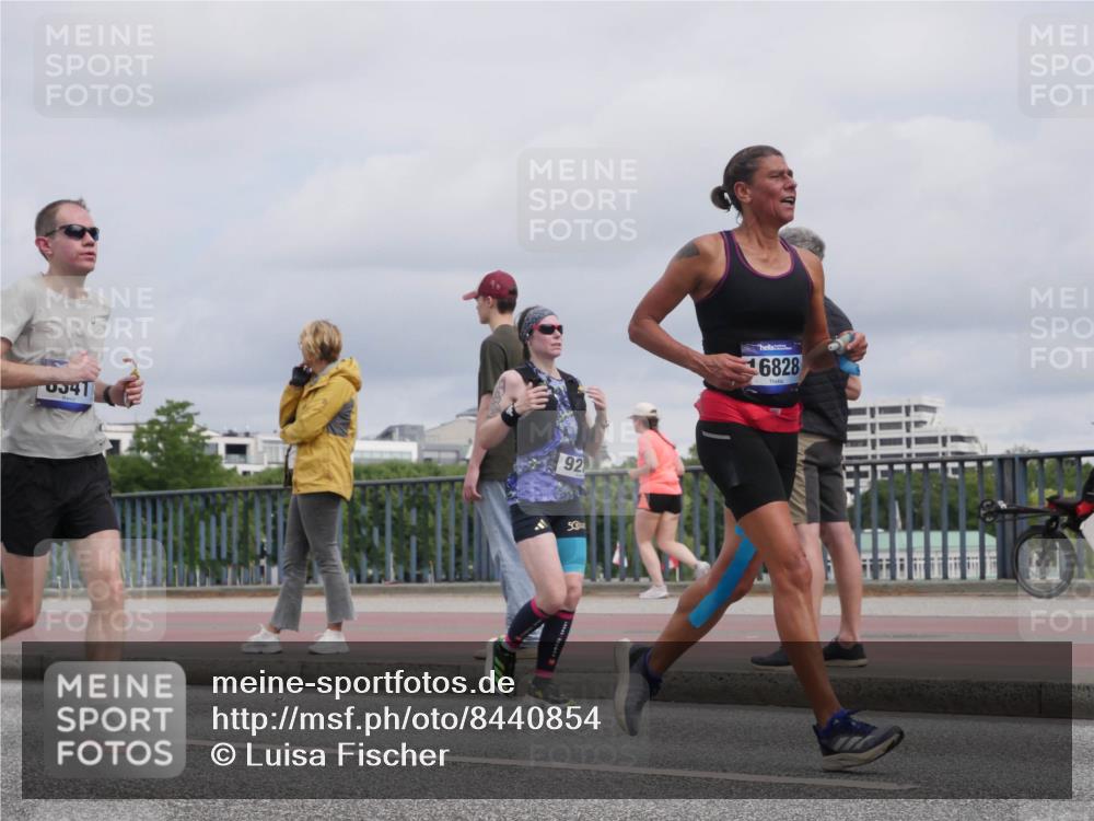 29.06.2025 - hella hamburg halbmarathon Luisa Fischer http://msf.ph/oto/8440854 29.06.2025 10:21:36 Kennedybrücke 0341, 22, 92, 50, 16828, 1234, 2335, 2821, 4123, 4383, 7445, 8067, 8341, 9222, 9276 meine-sportfotos.de