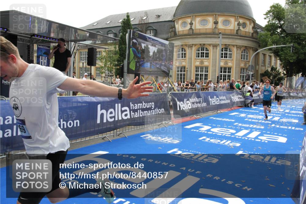 29.06.2025 - hella hamburg halbmarathon Michael Strokosch http://msf.ph/oto/8440857 29.06.2025 10:24:15 Ziel 5612, 6816, 7331, 9269, 17614, 18569, 19041 meine-sportfotos.de