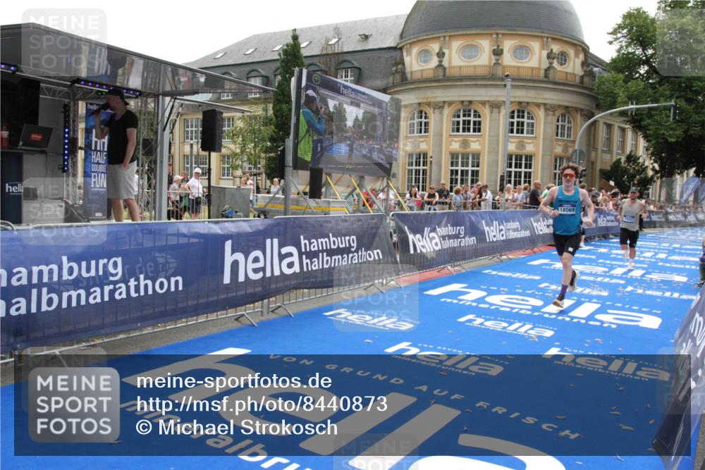 29.06.2025 - hella hamburg halbmarathon Michael Strokosch http://msf.ph/oto/8440873 29.06.2025 10:24:16 Ziel 5612, 6816, 7331, 9269, 17614, 18569, 19041 meine-sportfotos.de