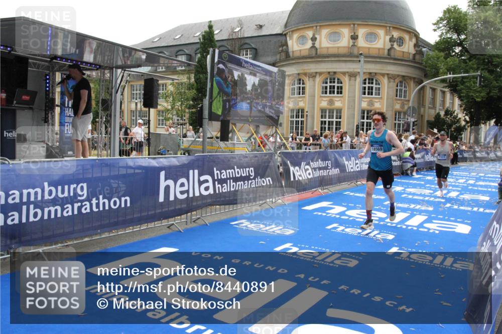 29.06.2025 - hella hamburg halbmarathon Michael Strokosch http://msf.ph/oto/8440891 29.06.2025 10:24:16 Ziel 5612, 6816, 7331, 9269, 17614, 18569, 19041 meine-sportfotos.de