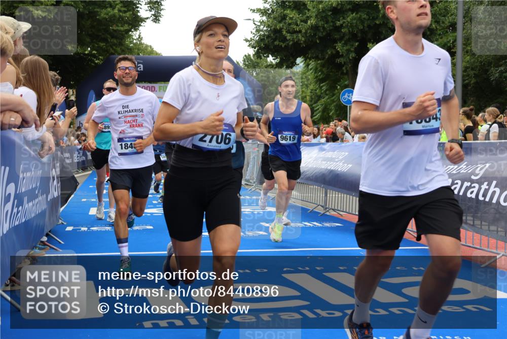 29.06.2025 - hella hamburg halbmarathon Strokosch-Dieckow http://msf.ph/oto/8440896 29.06.2025 10:49:41 Ziel 2504, 2706, 2937, 3060, 3543, 5894, 5978, 6115, 6125, 7332, 9038, 9463, 9551, 9619, 9649, 9723, 9924, 11679, 11975, 11977, 13159, 14794, 15392, 16843, 16877, 17001, 17282, 17753, 18058, 18451, 18926 meine-sportfotos.de