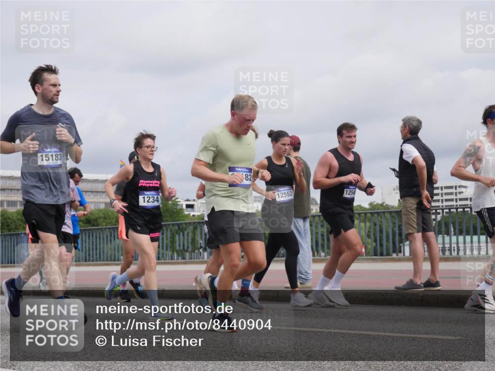 29.06.2025 - hella hamburg halbmarathon Luisa Fischer http://msf.ph/oto/8440904 29.06.2025 10:21:41 Kennedybrücke 15183, 1234, 82, 12552, 1254, 1234, 2335, 2821, 3202, 4123, 4383, 5611, 5733, 7121, 7445, 8067, 8665, 9222, 9276, 9505, 10467, 10502, 10856 meine-sportfotos.de