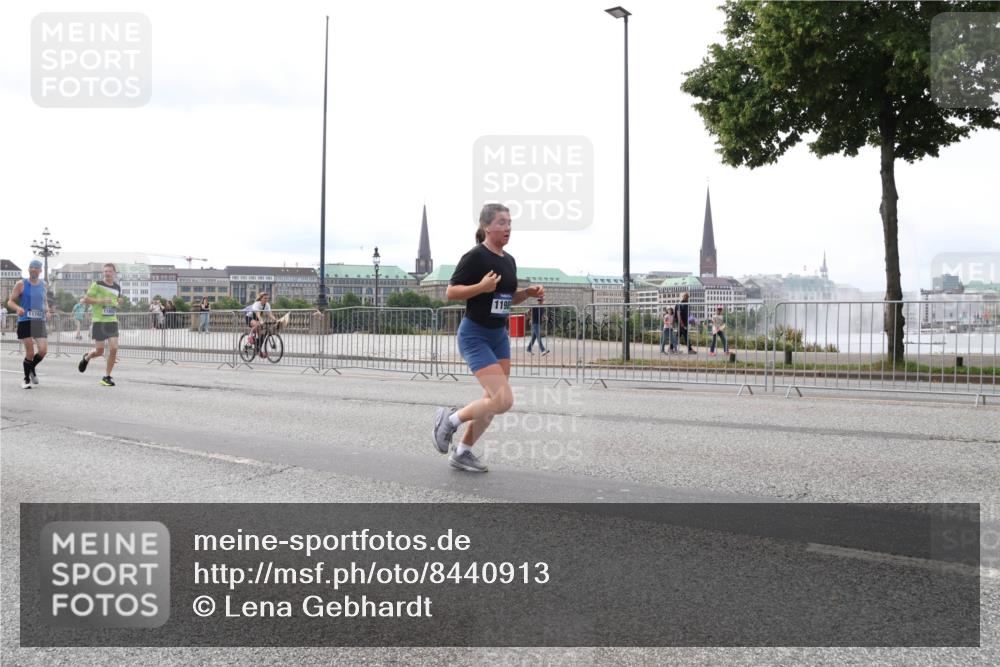 29.06.2025 - hella hamburg halbmarathon Lena Gebhardt http://msf.ph/oto/8440913 29.06.2025 10:29:21 Lombardsbrücke 11792, 1198, 1063, 1230, 1661, 1869, 2688, 3179, 3311, 3524, 4161, 4349, 4362, 4373, 4982, 6285, 6345, 6725, 7169, 7449, 7517, 7832, 8048, 8812, 9714, 10198, 10322, 10641, 10808, 10996, 11249, 11269, 11792, 11803, 11989, 12086, 12099, 12404, 12442, 12958, 13090, 13382, 14205, 14644, 15143, 15453, 15952, 15955, 16306, 16659, 16662, 16673, 16676, 17496, 17945, 18298, 18299, 18414 meine-sportfotos.de