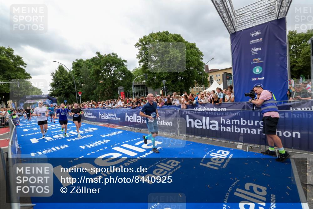 29.06.2025 - hella hamburg halbmarathon Zöllner http://msf.ph/oto/8440925 29.06.2025 10:56:05 Ziel 1180, 3042, 3058, 7594, 14867, 15184, 15868, 16176, 17640, 18212 meine-sportfotos.de