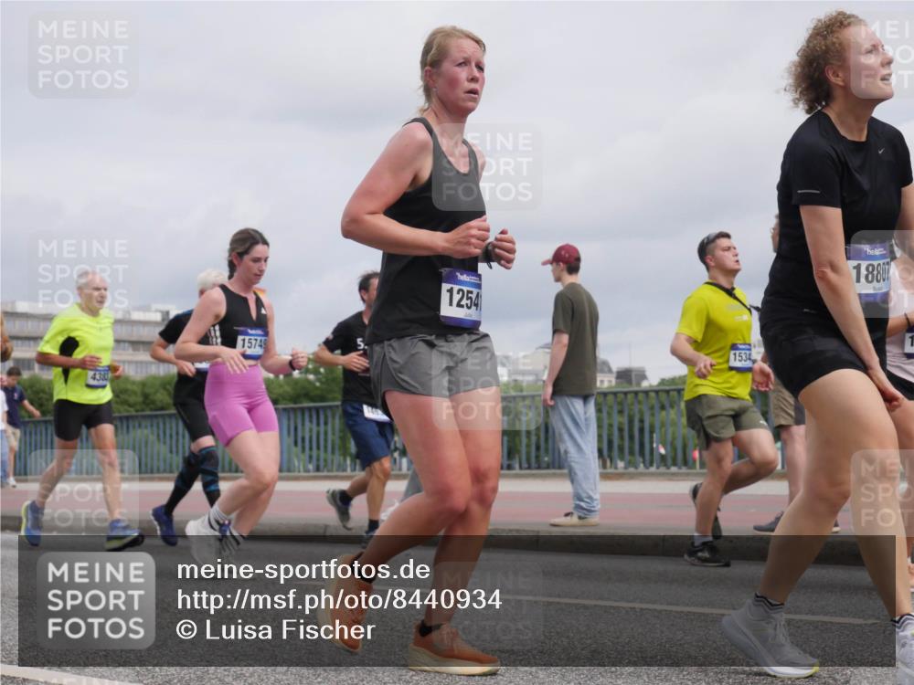 29.06.2025 - hella hamburg halbmarathon Luisa Fischer http://msf.ph/oto/8440934 29.06.2025 10:21:44 Kennedybrücke 438, 15749, 1254, 1534, 18807, 1234, 1521, 2335, 3202, 4123, 4383, 5264, 5266, 5611, 5733, 6413, 7121, 7445, 8067, 8665, 9276, 9505, 10467, 10502, 10856 meine-sportfotos.de