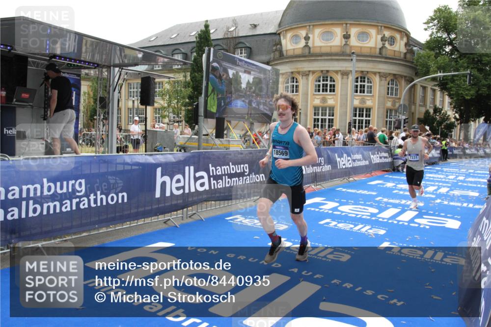 29.06.2025 - hella hamburg halbmarathon Michael Strokosch http://msf.ph/oto/8440935 29.06.2025 10:24:17 Ziel 5612, 6816, 7331, 18569 meine-sportfotos.de