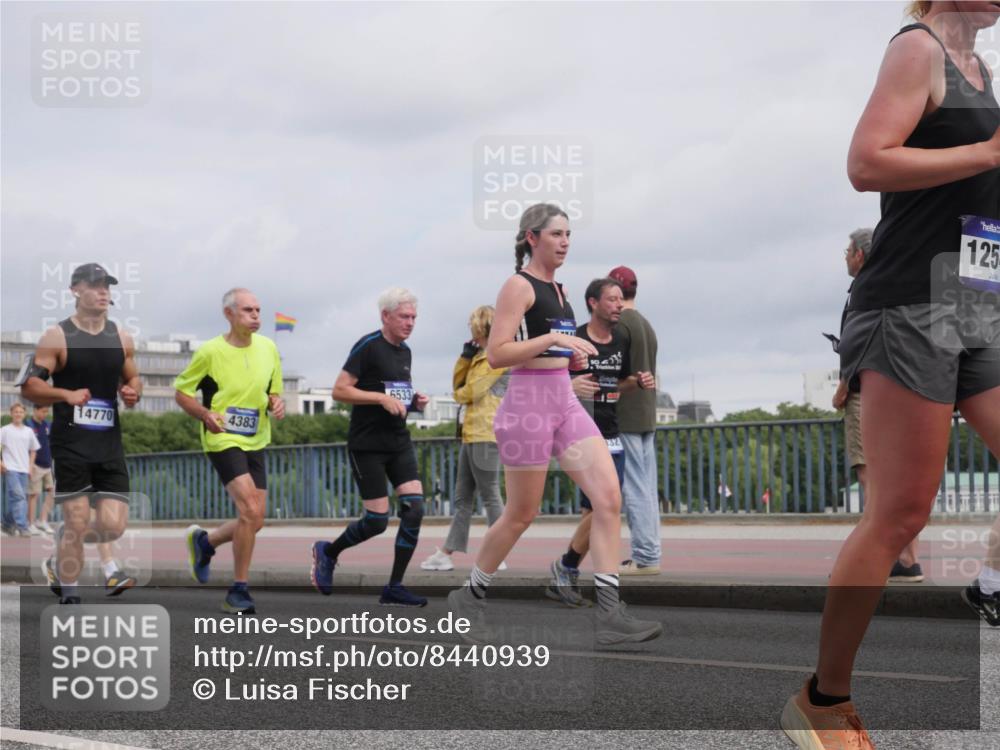 29.06.2025 - hella hamburg halbmarathon Luisa Fischer http://msf.ph/oto/8440939 29.06.2025 10:21:45 Kennedybrücke 4383, 14770, 6533, 132, 125, 1234, 1521, 2335, 3202, 4123, 4383, 5264, 5266, 5611, 5733, 5910, 6413, 7121, 7445, 7454, 8067, 8665, 9276, 9505, 10467, 10502, 10856 meine-sportfotos.de