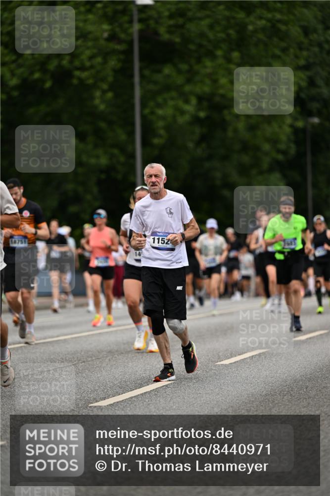 29.06.2025 - hella hamburg halbmarathon Dr. Thomas Lammeyer http://msf.ph/oto/8440971 29.06.2025 10:57:10 Kennedybrücke 2308, 2420, 2593, 2983, 2988, 3227, 3787, 6135, 6604, 7032, 7511, 7690, 7735, 7871, 8250, 8251, 9340, 10080, 10417, 10568, 10600, 10634, 10693, 10879, 10884 meine-sportfotos.de