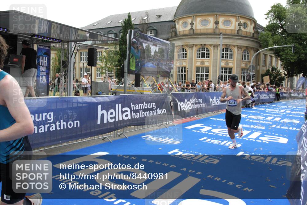 29.06.2025 - hella hamburg halbmarathon Michael Strokosch http://msf.ph/oto/8440981 29.06.2025 10:24:18 Ziel 5612, 6816, 7331, 18569 meine-sportfotos.de
