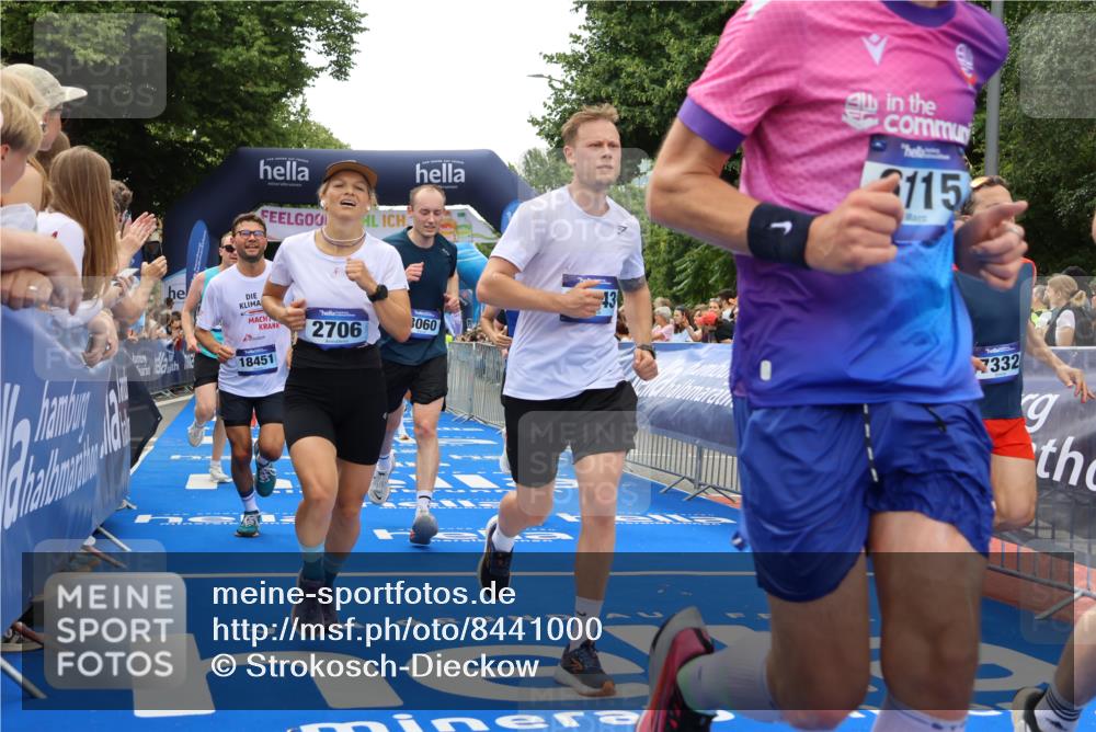 29.06.2025 - hella hamburg halbmarathon Strokosch-Dieckow http://msf.ph/oto/8441000 29.06.2025 10:49:41 Ziel 2504, 2706, 2937, 3060, 3543, 5894, 5978, 6115, 6125, 7332, 9038, 9463, 9551, 9619, 9649, 9723, 9924, 11679, 11975, 11977, 13159, 14794, 15392, 16843, 16877, 17001, 17282, 17753, 18058, 18451, 18926 meine-sportfotos.de