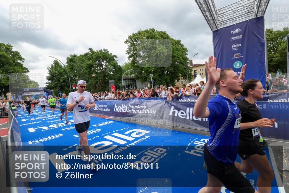 29.06.2025 - hella hamburg halbmarathon Zöllner http://msf.ph/oto/8441011 29.06.2025 10:56:07 Ziel 1180, 3042, 3058, 4594, 4813, 5570, 7594, 12545, 14867, 15184, 16176, 17640, 17642, 18212 meine-sportfotos.de