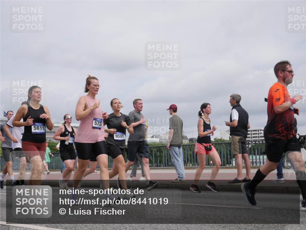 29.06.2025 - hella hamburg halbmarathon Luisa Fischer http://msf.ph/oto/8441019 29.06.2025 10:21:49 Kennedybrücke 5611, 1476, 5733, 9505, 30, 1521, 3202, 3321, 3591, 3592, 5049, 5264, 5266, 5611, 5733, 5910, 6413, 7121, 7214, 7454, 8665, 9505, 9549, 10172, 10467, 10502, 10856 meine-sportfotos.de