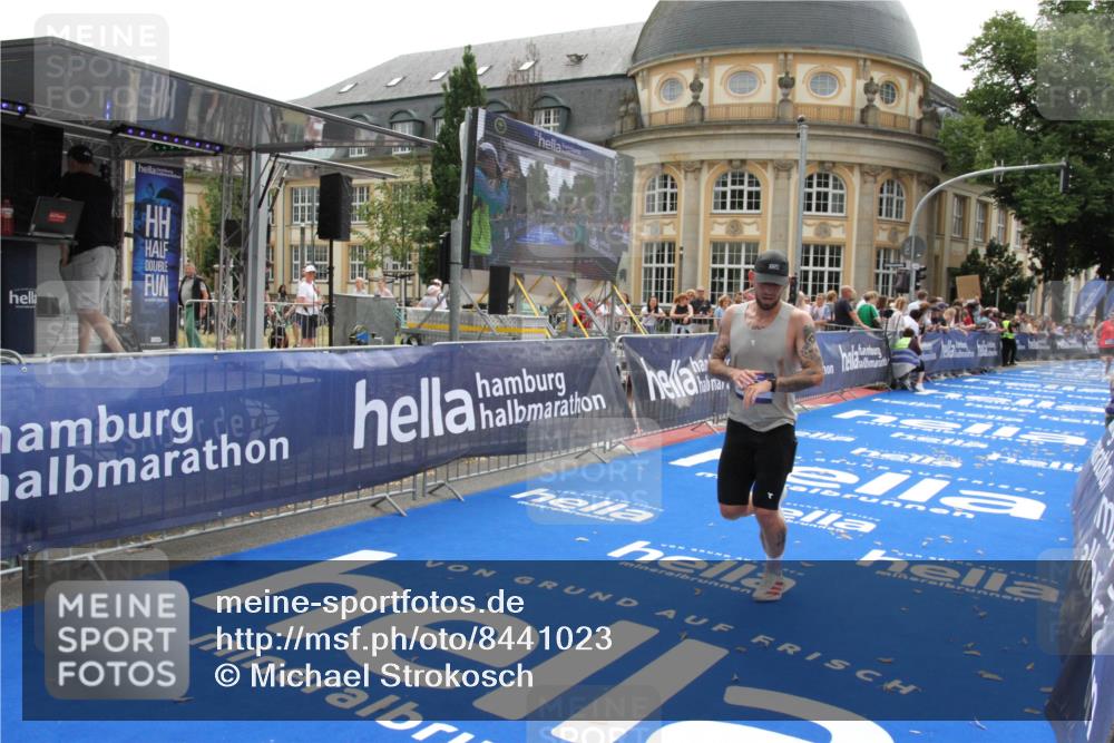 29.06.2025 - hella hamburg halbmarathon Michael Strokosch http://msf.ph/oto/8441023 29.06.2025 10:24:18 Ziel 5612, 6816, 7331, 18569 meine-sportfotos.de