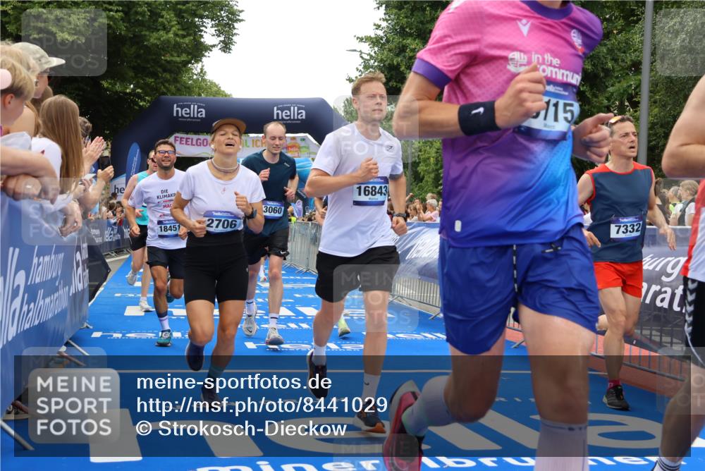 29.06.2025 - hella hamburg halbmarathon Strokosch-Dieckow http://msf.ph/oto/8441029 29.06.2025 10:49:41 Ziel 2504, 2706, 2937, 3060, 3543, 5894, 5978, 6115, 6125, 7332, 9038, 9463, 9551, 9619, 9649, 9723, 9924, 11679, 11975, 11977, 13159, 14794, 15392, 16843, 16877, 17001, 17282, 17753, 18058, 18451, 18926 meine-sportfotos.de