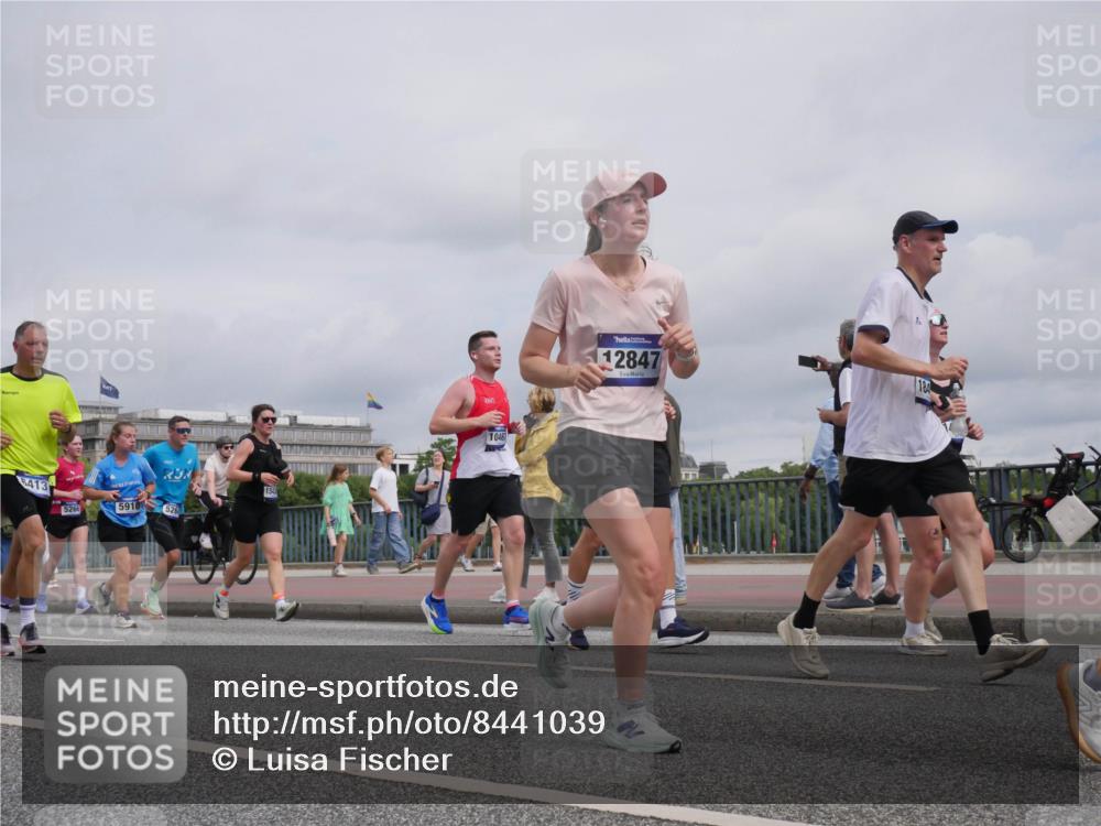 29.06.2025 - hella hamburg halbmarathon Luisa Fischer http://msf.ph/oto/8441039 29.06.2025 10:21:51 Kennedybrücke 6413, 5266, 5910, 526, 154, 10467, 12847, 184, 1521, 3202, 3321, 3591, 3592, 5049, 5264, 5266, 5611, 5733, 5910, 6413, 7214, 7454, 8665, 8799, 9505, 9549, 9658, 10172, 10467, 10502, 10856 meine-sportfotos.de
