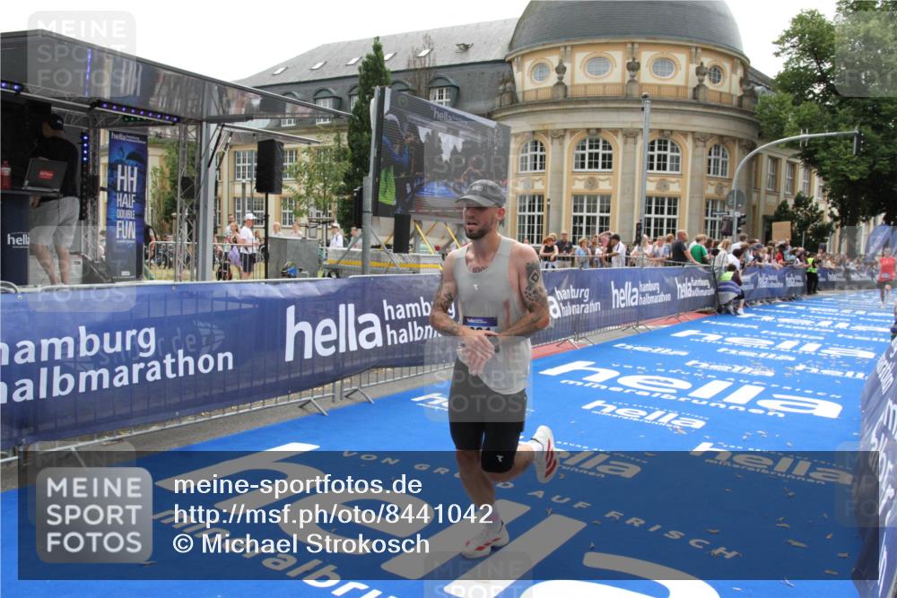 29.06.2025 - hella hamburg halbmarathon Michael Strokosch http://msf.ph/oto/8441042 29.06.2025 10:24:18 Ziel 5612, 6816, 7331, 18569 meine-sportfotos.de