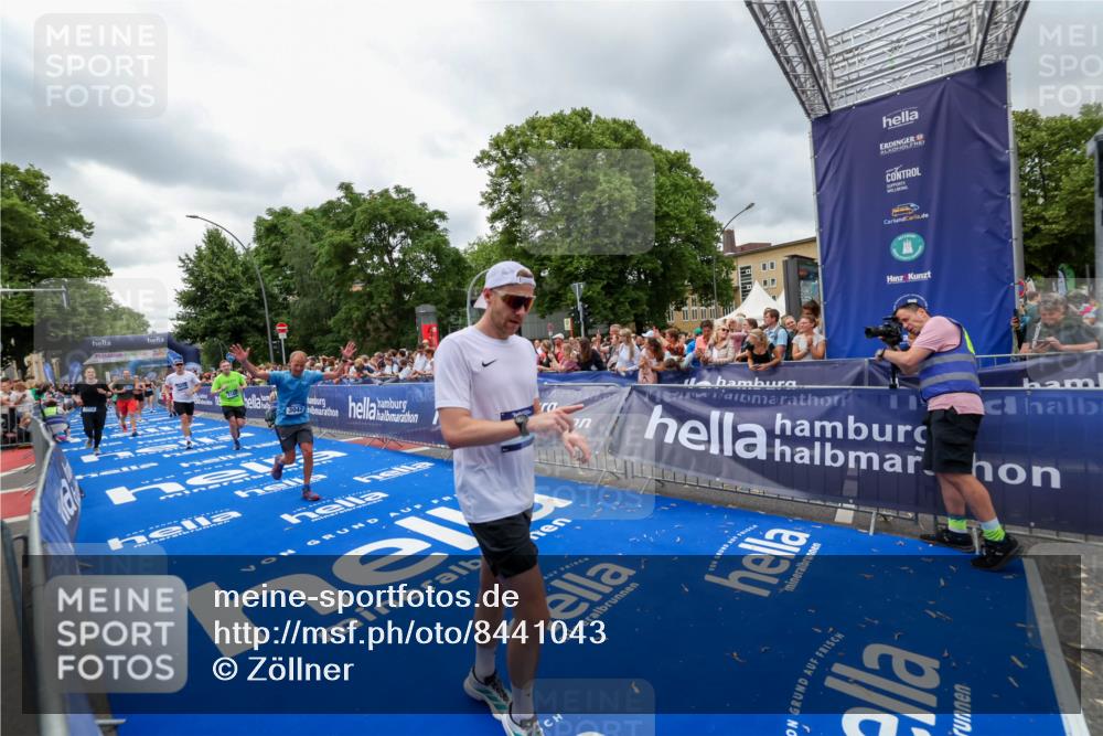 29.06.2025 - hella hamburg halbmarathon Zöllner http://msf.ph/oto/8441043 29.06.2025 10:56:08 Ziel 1180, 3042, 3058, 4594, 4813, 5492, 5570, 7594, 8330, 12545, 16176, 17640, 17642, 18212 meine-sportfotos.de