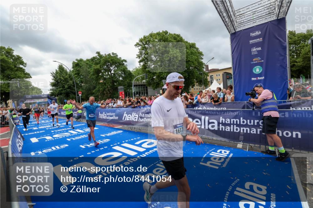 29.06.2025 - hella hamburg halbmarathon Zöllner http://msf.ph/oto/8441054 29.06.2025 10:56:08 Ziel 1180, 3042, 3058, 4594, 4813, 5492, 5570, 7594, 8330, 12545, 16176, 17640, 17642, 18212 meine-sportfotos.de