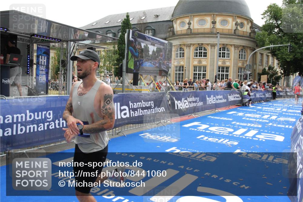 29.06.2025 - hella hamburg halbmarathon Michael Strokosch http://msf.ph/oto/8441060 29.06.2025 10:24:19 Ziel 5612, 6816, 7331, 18569, 18695 meine-sportfotos.de