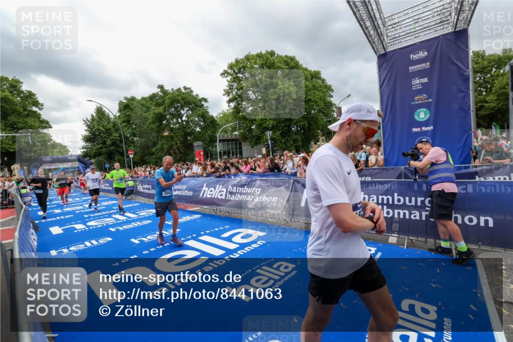 29.06.2025 - hella hamburg halbmarathon Zöllner http://msf.ph/oto/8441063 29.06.2025 10:56:08 Ziel 1180, 3042, 3058, 4594, 4813, 5492, 5570, 7594, 8330, 12545, 16176, 17640, 17642, 18212 meine-sportfotos.de