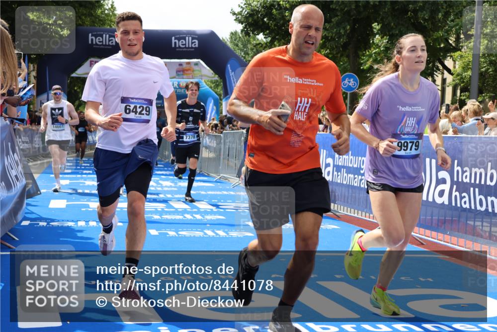 29.06.2025 - hella hamburg halbmarathon Strokosch-Dieckow http://msf.ph/oto/8441078 29.06.2025 10:40:50 Ziel 1631, 1677, 1882, 2750, 4634, 4889, 5014, 5026, 5745, 6429, 7080, 7109, 7378, 8074, 8629, 9547, 9979, 10369, 10934, 11959, 12088, 12385, 13029, 13158, 14092, 14661, 15351, 15689, 16201, 16249, 16347, 17032, 17486, 17720, 18173 meine-sportfotos.de