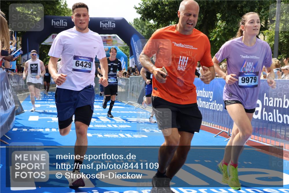 29.06.2025 - hella hamburg halbmarathon Strokosch-Dieckow http://msf.ph/oto/8441109 29.06.2025 10:40:50 Ziel 1631, 1677, 1882, 2750, 4634, 4889, 5014, 5026, 5745, 6429, 7080, 7109, 7378, 8074, 8629, 9547, 9979, 10369, 10934, 11959, 12088, 12385, 13029, 13158, 14092, 14661, 15351, 15689, 16201, 16249, 16347, 17032, 17486, 17720, 18173 meine-sportfotos.de