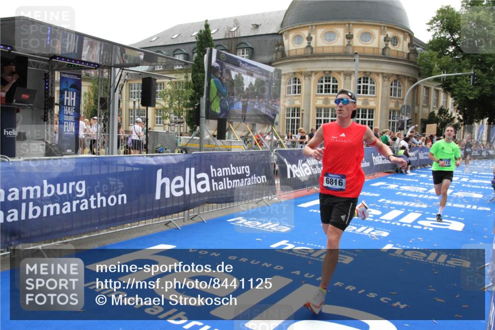 29.06.2025 - hella hamburg halbmarathon Michael Strokosch http://msf.ph/oto/8441125 29.06.2025 10:24:21 Ziel 5612, 6816, 18695 meine-sportfotos.de