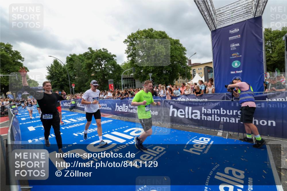 29.06.2025 - hella hamburg halbmarathon Zöllner http://msf.ph/oto/8441129 29.06.2025 10:56:10 Ziel 1180, 3042, 3058, 4594, 4813, 5492, 5570, 7594, 8330, 8639, 9907, 12545, 17640, 17642, 18212 meine-sportfotos.de