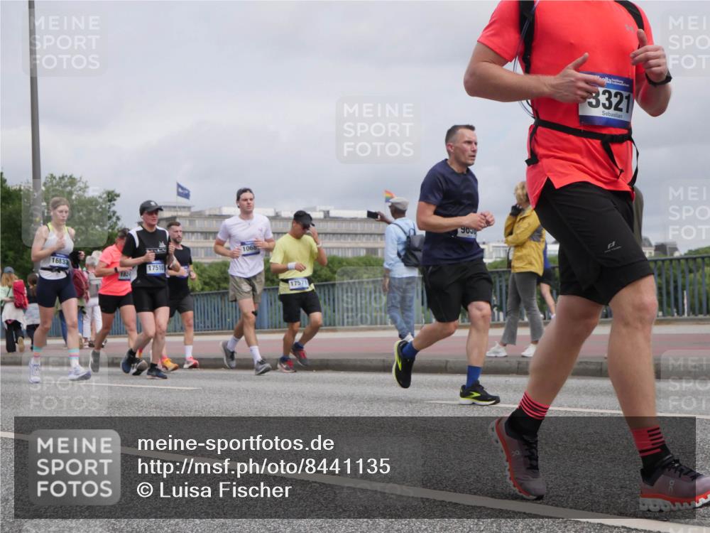 29.06.2025 - hella hamburg halbmarathon Luisa Fischer http://msf.ph/oto/8441135 29.06.2025 10:22:00 Kennedybrücke 16833, 1824, 17510, 1068, 17571, 9630, 20, 3321, 2096, 3321, 3591, 3592, 4718, 4845, 5049, 6194, 6477, 6482, 7214, 8799, 9549, 9658, 9756, 9757, 9964, 10037, 10172, 10687, 10816 meine-sportfotos.de