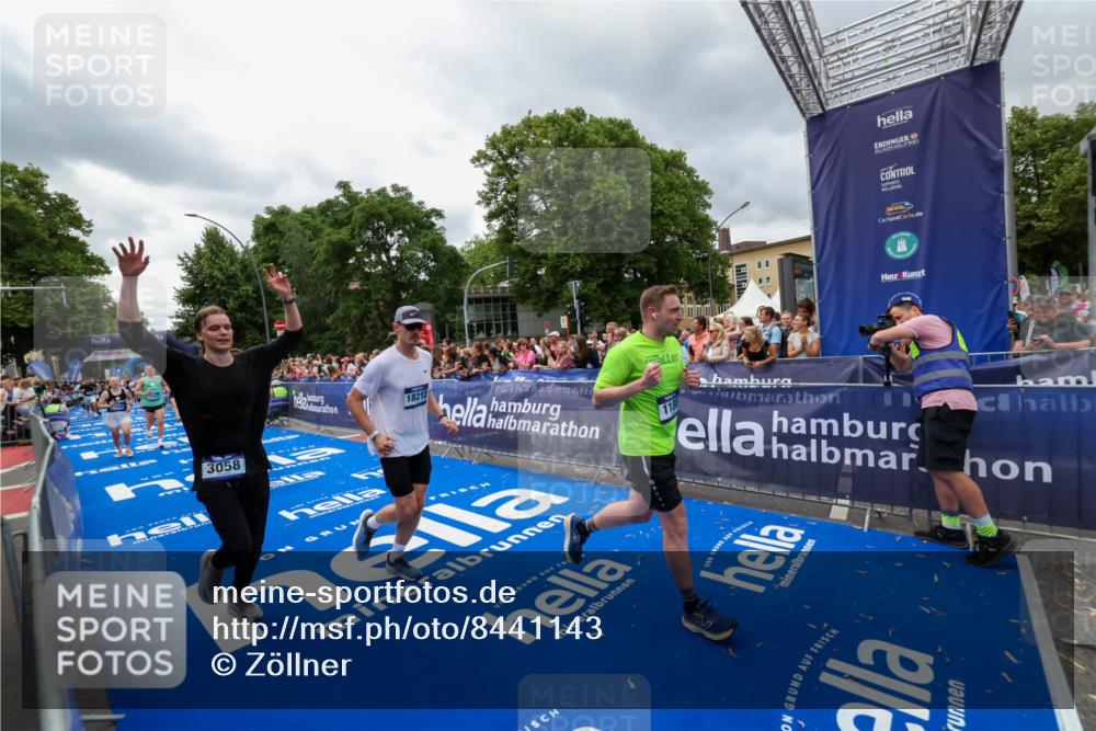29.06.2025 - hella hamburg halbmarathon Zöllner http://msf.ph/oto/8441143 29.06.2025 10:56:10 Ziel 1180, 3042, 3058, 4594, 4813, 5492, 5570, 7594, 8330, 8639, 9907, 12545, 17640, 17642, 18212 meine-sportfotos.de