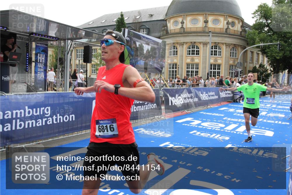 29.06.2025 - hella hamburg halbmarathon Michael Strokosch http://msf.ph/oto/8441154 29.06.2025 10:24:22 Ziel 5612, 6816, 18695 meine-sportfotos.de